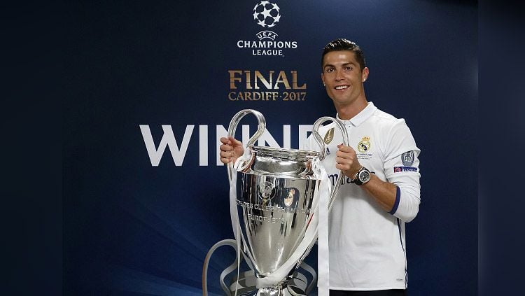 Cristiano Ronaldo dengan trofi Liga Champions musim 2016/17 bersama Real Madrid. Copyright: © INDOSPORT