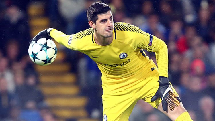 Kiper Chelsea, Thibaut Courtois, sedang mengirimkan bola ke rekan setimnya. Copyright: © INDOSPORT