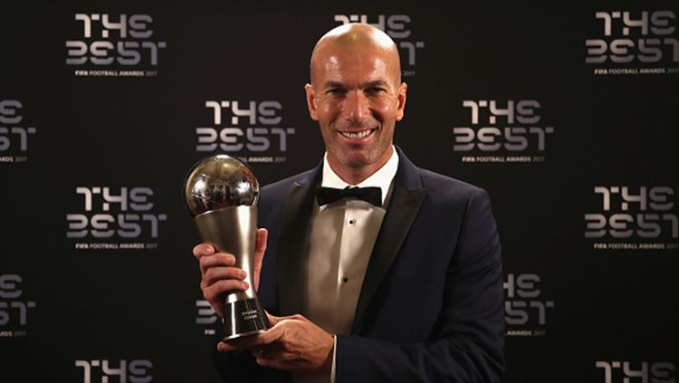 Zinedine Zidane meraih penghargaan pelatih terbaik FIFA 2017. Copyright: © INDOSPORT