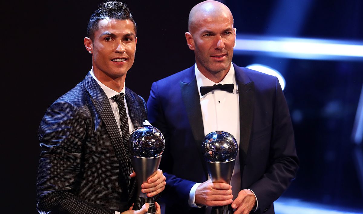 Cristiano Ronaldo (kiri), dan Zinedine Zidane menjadi pria pemain dan pelatih terbaik FIFA 2017. Copyright: © INDOSPORT