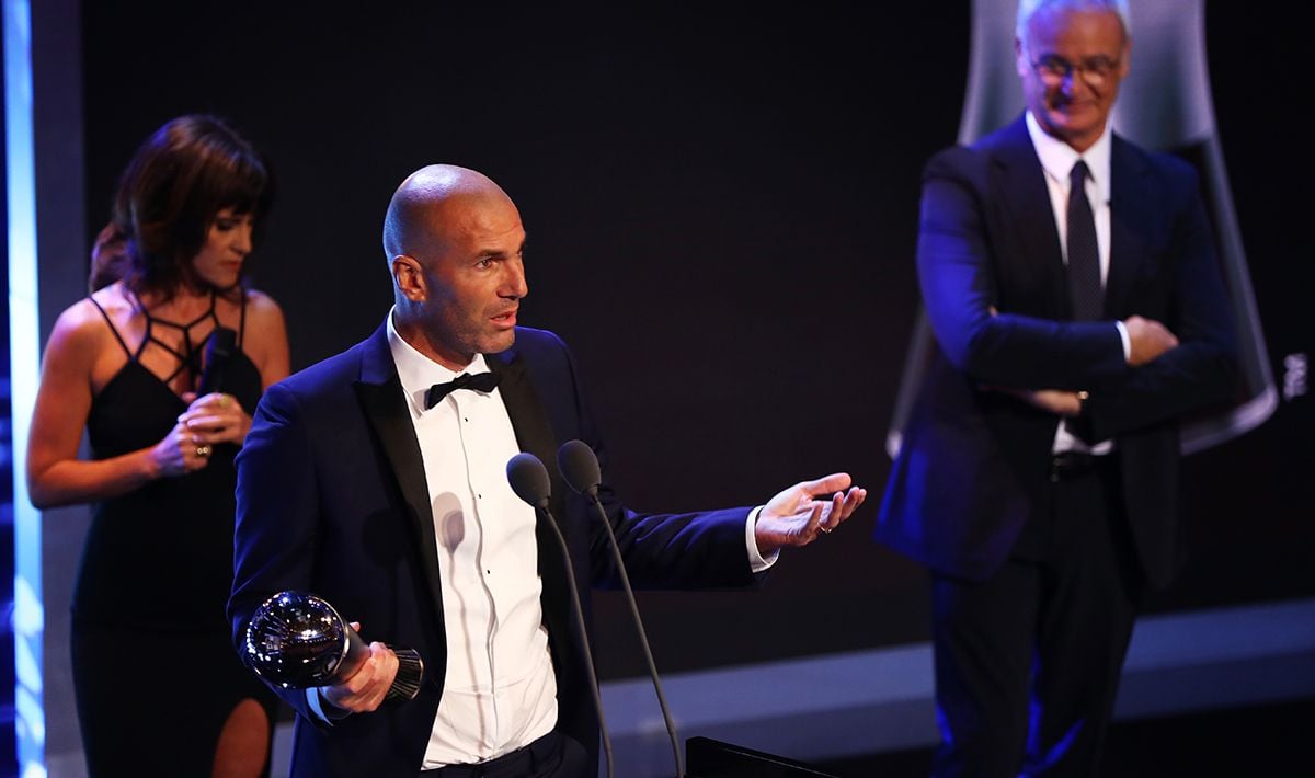 Zinedine Zidane jadi pelatih pria terbaik FIFA 2017. Copyright: © INDOSPORT