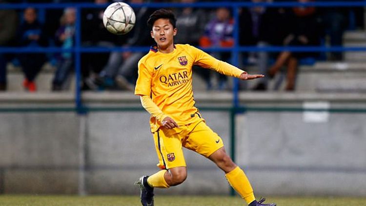 Lee Seung-woo saat mengontrol bola. Copyright: © dailymail.co.uk