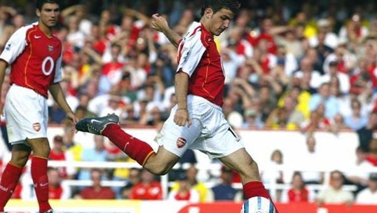 Cesc Fabregas tengah mengeksekusi bola saat di Arsenal. Copyright: © talksport.com