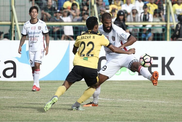 Comvalius dikawal ketat Nazar di laga Barito vs Bali United. Copyright: © BaliUtd