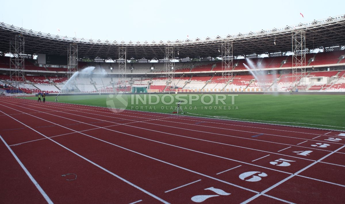 Kondisi trek lari di dalam stadion. Copyright: © Herry Ibrahim/Indosport.com