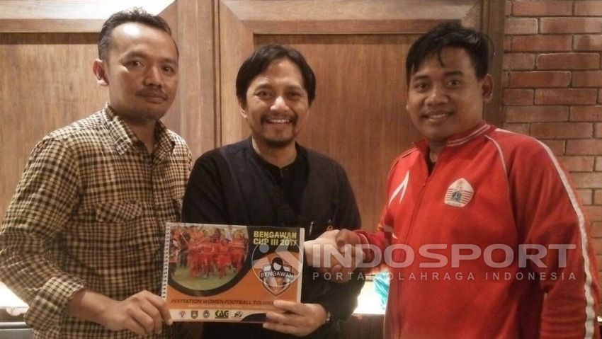 Manajer Barito Putera, Hasnuryadi Sulaiman (tengah) bersama Kaukus Anak Gawang (KAG) berkomitmen untuk sepakbola wanita. Copyright: © Petrus Manus Da'Yerimon/Football265.com