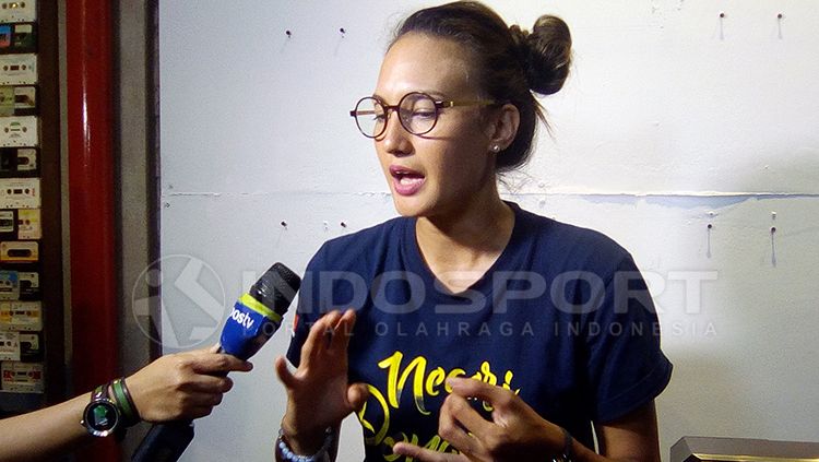 Berselancar jadi olahraga yang kerap dipamerkan aktris Nadine Chandrawinata di Instagram dan dapat pujian dari netizen. Copyright: © Eronika Dwi Pinara/INDOSPORT