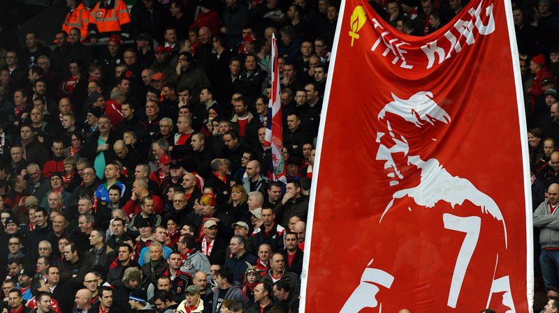 Bendera King Kenny dikibarkan oleh fans Liverpool. Copyright: © -