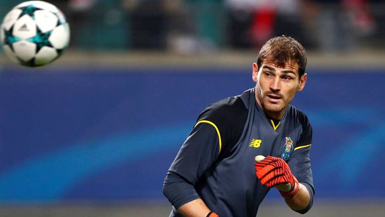 Iker Cassilas tampaknya sudah harus mencari klub baru sebelum pensiun. Copyright: © Reuters