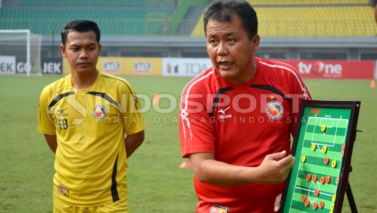 Pelatih kepala Semen Padang, Syafrianto Rusli (kanan). Copyright: © Taufik Hidayat/INDOSPORT