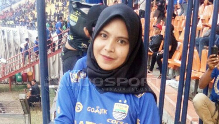 Bobotoh, Karlina Oktaviani berharap Persib Bandung bisa bangkit. Copyright: © Arif Rahman/INDOSPORT