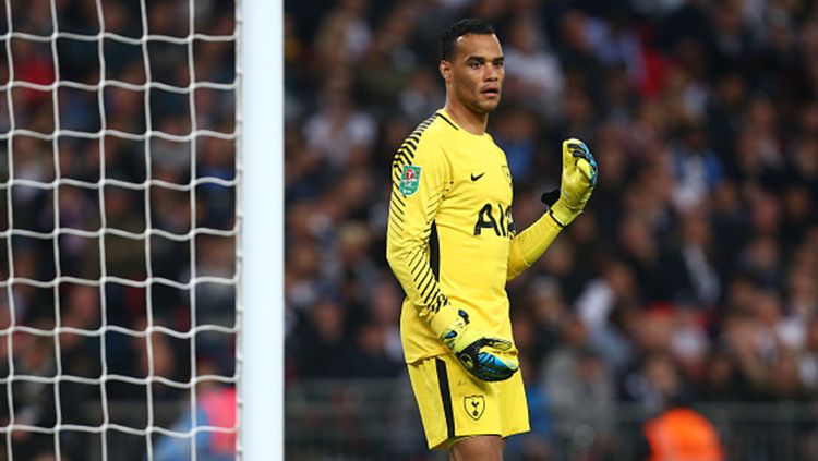 Mantan kiper Tottenham Hotspur, Michel Vorm memutuskan pensiun menjadi pemain sepak bola profesional di usia 37 tahun. Copyright: © INDOSPORT