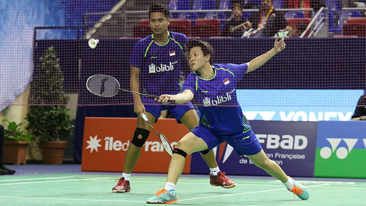 Ganda campuran pebulutangkis Indonesia, Tontowi Ahmad (belakang) dan Liliyana Natsir (depan) mengembalikan smash kepada lawan. Copyright: © HUMAS PBSI