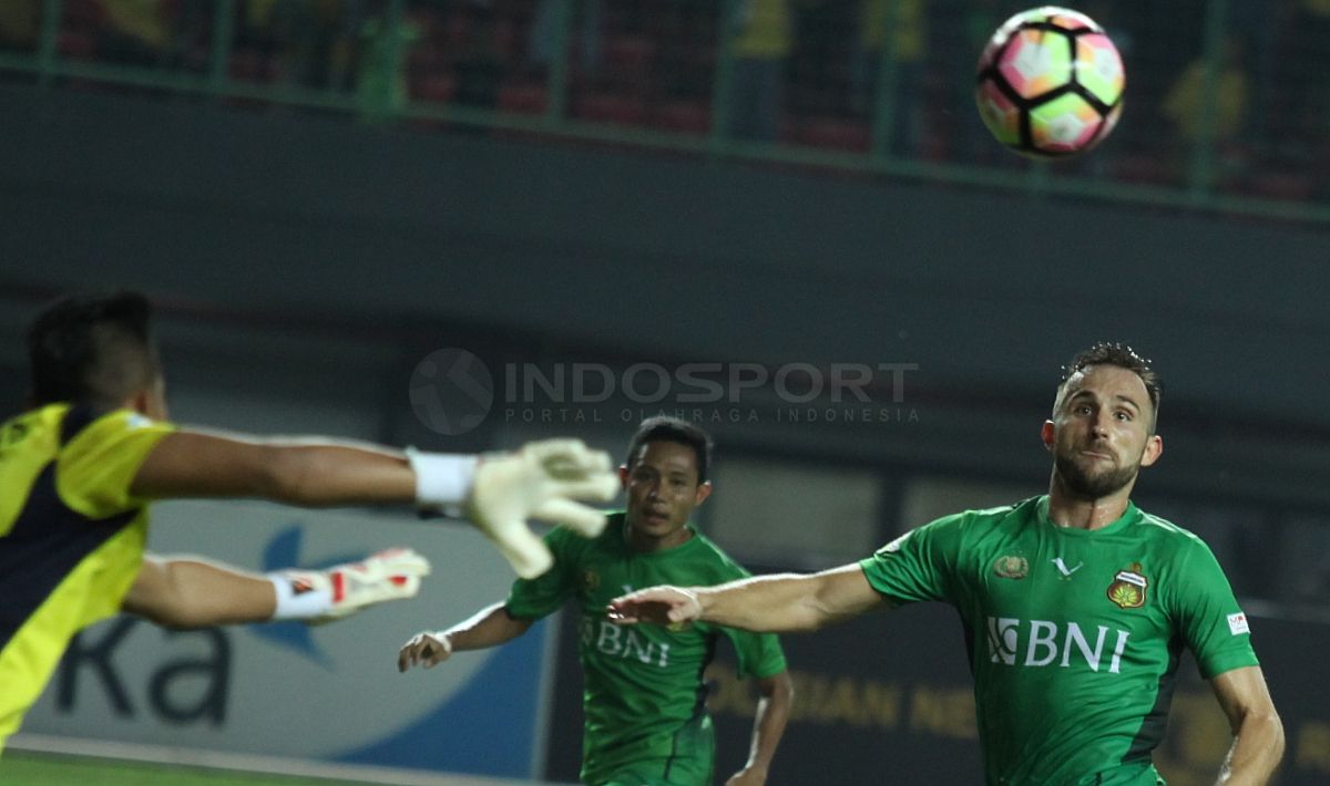 Peluang striker Bhayangkara FC, Ilija Spasojevic (kanan) di depan gawang Persela. Herry Ibrahim/INDOSPORT Copyright: © Herry Ibrahim/INDOSPORT