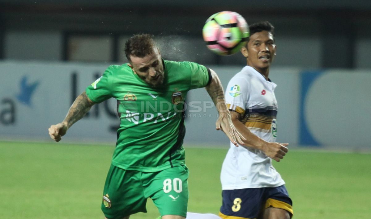 Aksi sundulan Paulo Sergio (kiri). Herry Ibrahim/INDOSPORT. Copyright: © Herry Ibrahim/INDOSPORT