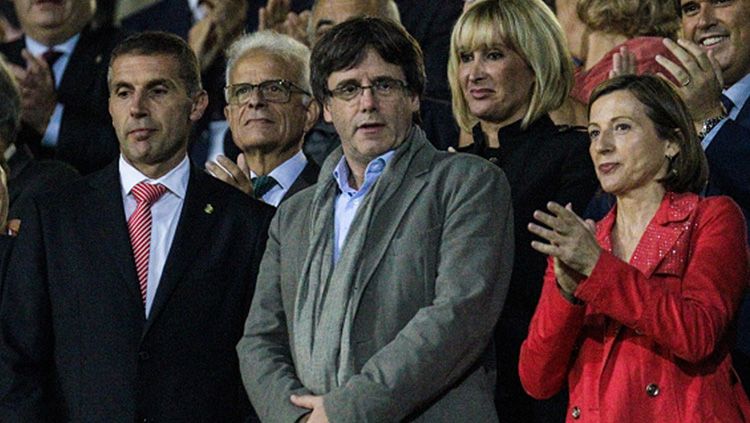 Presiden Girona FC, Delfi Geli (kiri) bersama Presiden Catalunya, Carles Puigdemont (tengah) dan Carme Forcadell. Copyright: © INDOSPORT