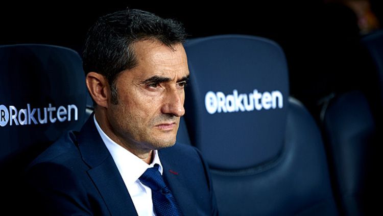 Pelatih sepak bola Barcelona, Ernesto Valverde, berpotensi mundur dari jabatannya dengan cepat setelah beberapa pemain Blaugrana tak lagi percaya padanya. Copyright: © INDOSPORT