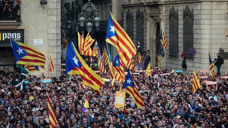 Para masyarakat mendukung kemerdekaan Catalunya. Copyright: © INDOSPORT