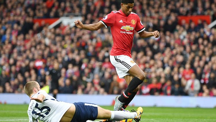 Laju Marcus Rashford ditahan Eric Dier. Copyright: © Getty Images