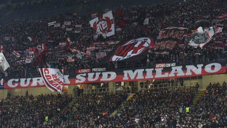 Curva Sud Milano menolak hadir ke Stadion Anfield saat AC Milan memainkan lawatannya di Liga Champions menjamu Liverpool. Copyright: © rossoneriblog