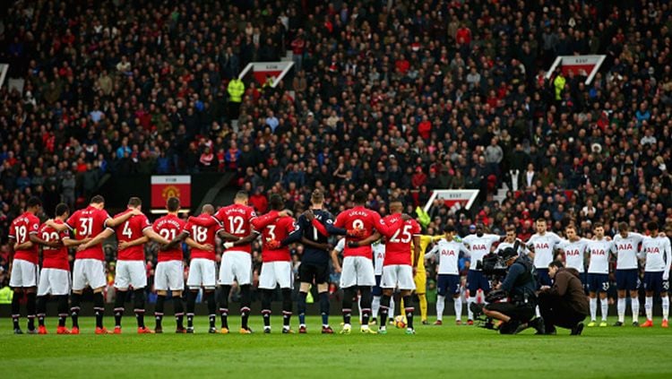 Para pemain Manchester United dan Tottenham Hotspur melakukan aksi hening sejenak. Copyright: © INDOSPORT