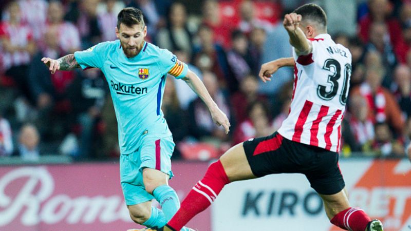 Lionel Messi (kiri) mendapat adangan dari pemain Athletic Bilbao. Copyright: © INDOSPORT