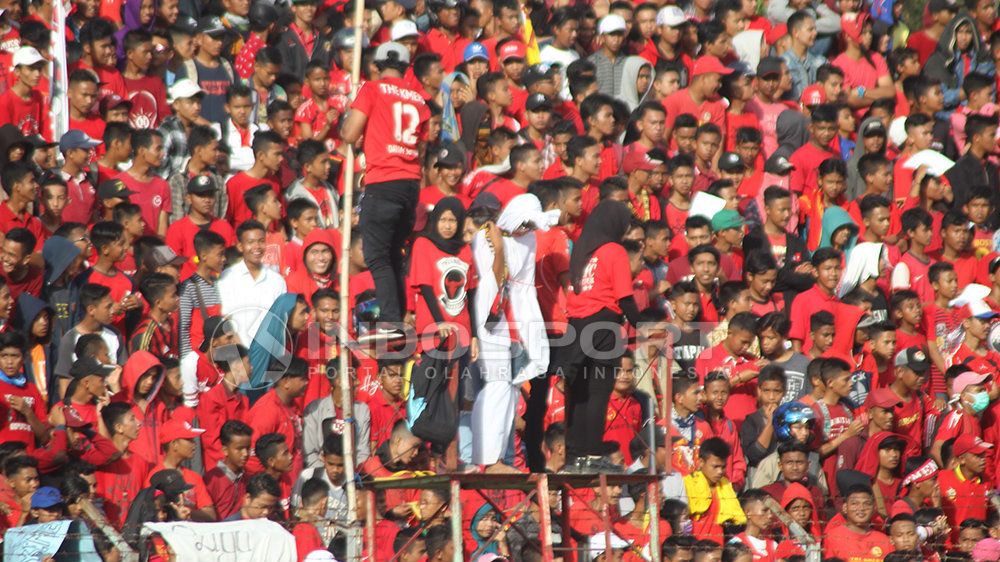 Suporter Semen Padang yang menyesaki setiap sudut Stadion Haji Agus Salim. Copyright: © INDOSPORT/Taufik Hidayat