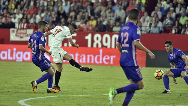 Pablo Sarabia saat menendang bola ke gawang Leganes. Copyright: &copy; sevillafc.es