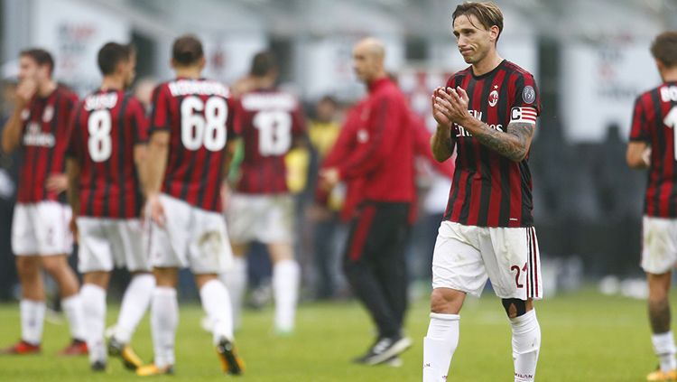 Pemain AC Milan, Lucas Biglia, terancam didepak pada musim panas ini. Copyright: © acmilan.com