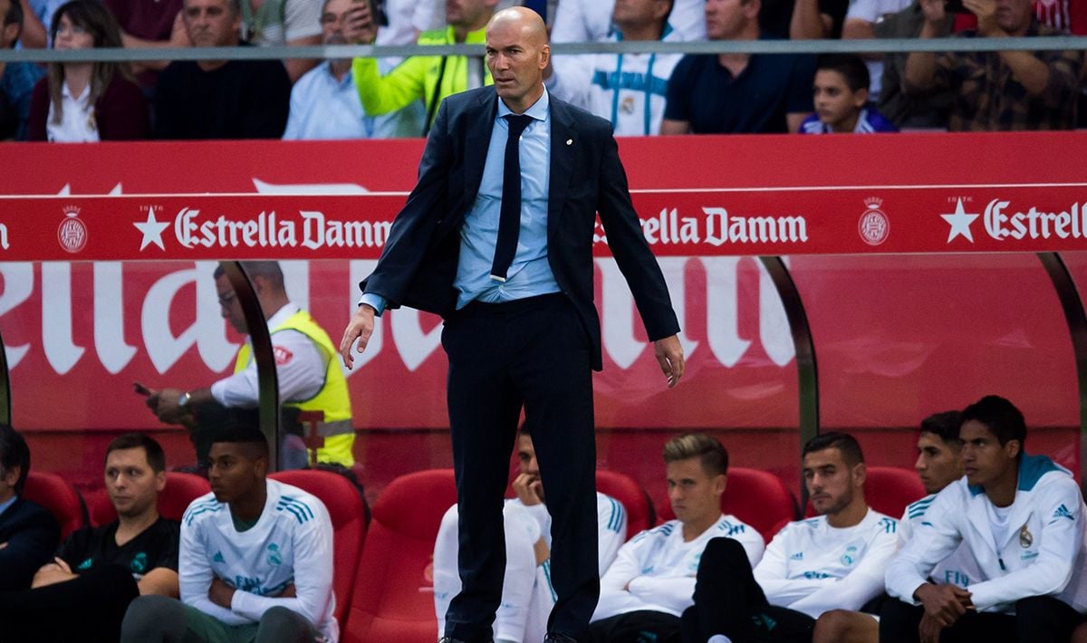 Zinedine Zidane tampak fokus melihat para pemainnya. Copyright: © INDOSPORT