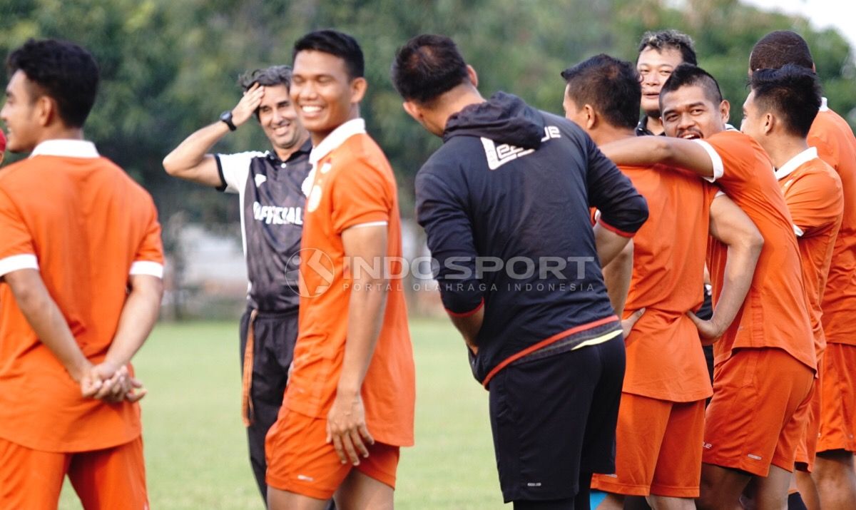 Latihan Persija Jakarta jelang melawan Persib Bandung. Copyright: © INDOSPORT/Herry Ibrahim