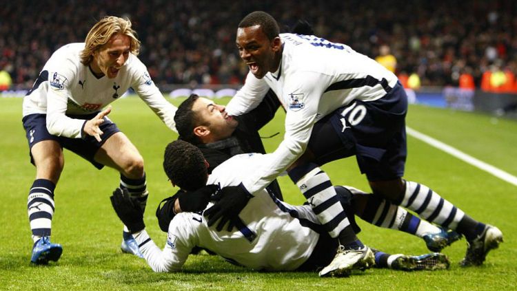 Lucas Louka nekat masuk ke lapangan untuk memeluk pemain Tottenham Hotspur pada 2008 silam. Copyright: © Press Association