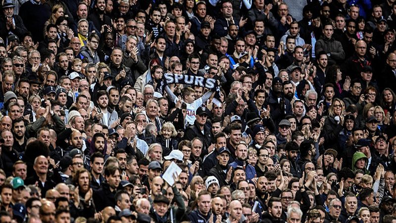Fans Tottenham Hotspur saat memberikan dukungan kepada lawannya ketika melawan manchester City. Copyright: © INDOSPORT