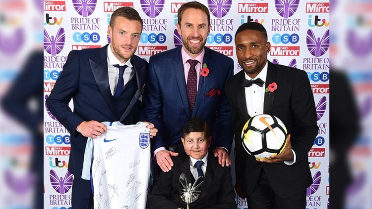 Kiri-kanan: Jamie Vardy, Gareth Southgate dan Jermain Defoe foto bersama anak kecil, Moin Younis. Copyright: © dailymail.co.uk