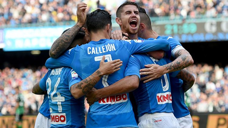 Napoli saat ini berada di puncak klasemen Serie A Italia 2017/18. Copyright: © INDOSPORT