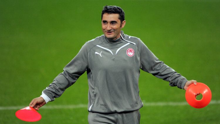 Ernesto Valverde saat masih menjadi pelatih Olympiakos Piraeus. Copyright: © INDOSPORT