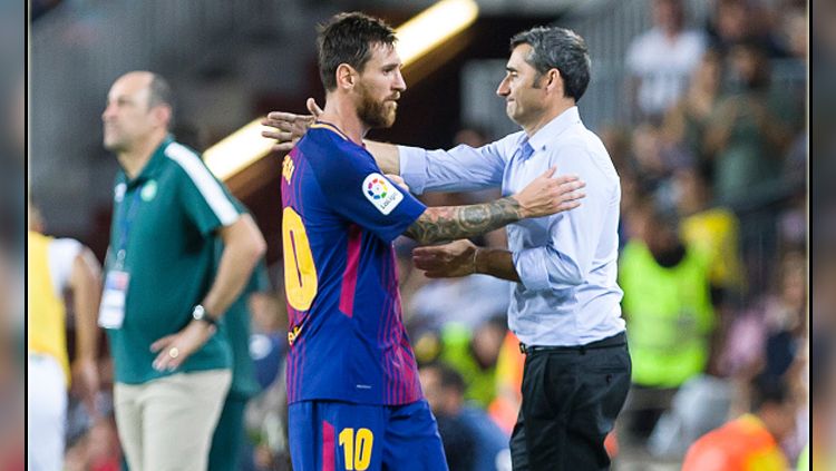 Pemain megabintang dan pelatih Barcelona, Lionel Messi (kiri) dan Ernesto Valverde. Copyright: © Getty Images