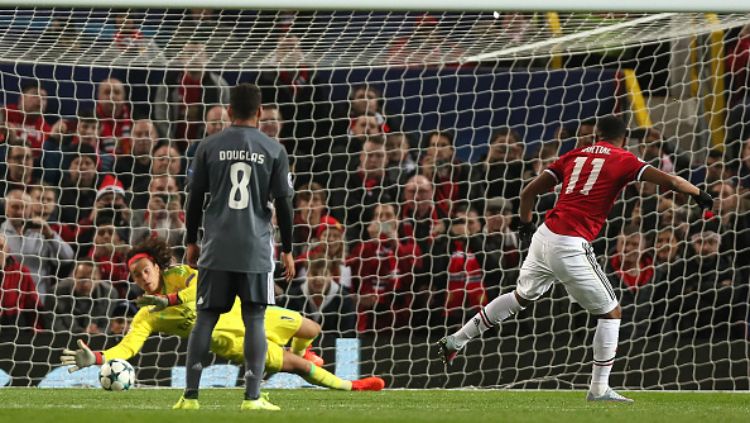 Tendangan penalti Anthony Martial sanggup ditepis Mile Svilar. Copyright: © Getty Images