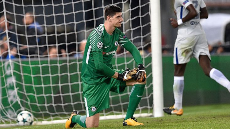 Reaksi mantan kiper Chelsea, Thibaut Courtois usai kalah 0-3 dari AS Roma. Copyright: © Getty Images