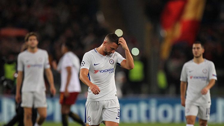 Para pemain Chelsea tertunduk lesu usai kalah 0-3 dari AS Roma. Copyright: © Getty Images