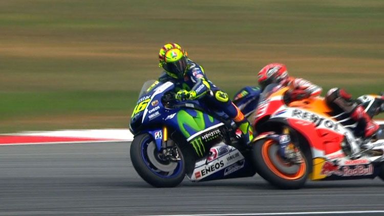 Valentino Rossi dan Marc Marquez saat insiden GP Sepang 2015. Copyright: © Istimewa