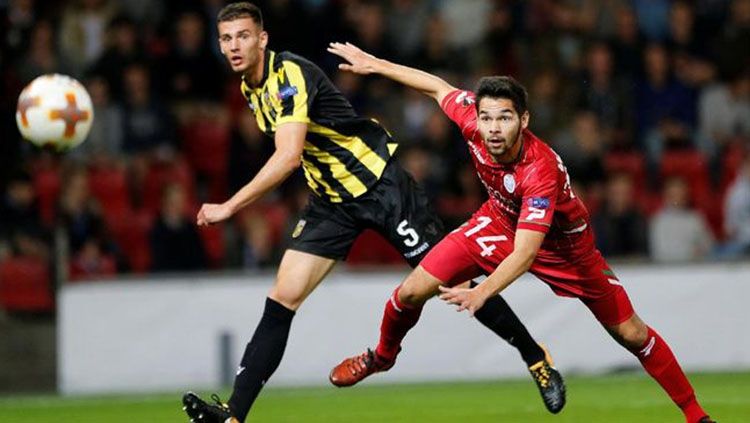 Sandy Walsh saat membela Zulte Waregem di Liga Europa. Copyright: © Reuters