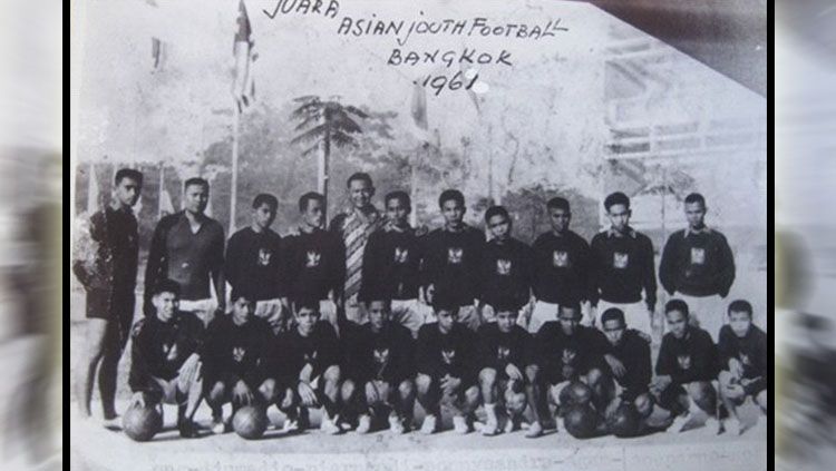 Timnas u-19 indonesia saat menjadi juara piala asia junior 1961. Copyright: © goal.com