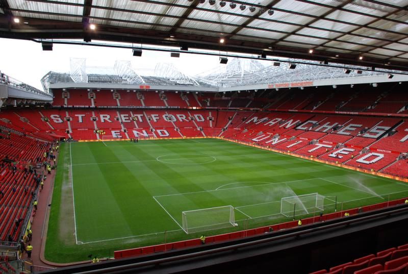 Manchester United berencana menghancurkan stadion Old Trafford dan membangun kembali dengan stadion baru dan canggih seperti milik Tottenham Hotspur. Copyright: © http://iforsports.com/old-trafford-get-pimped/