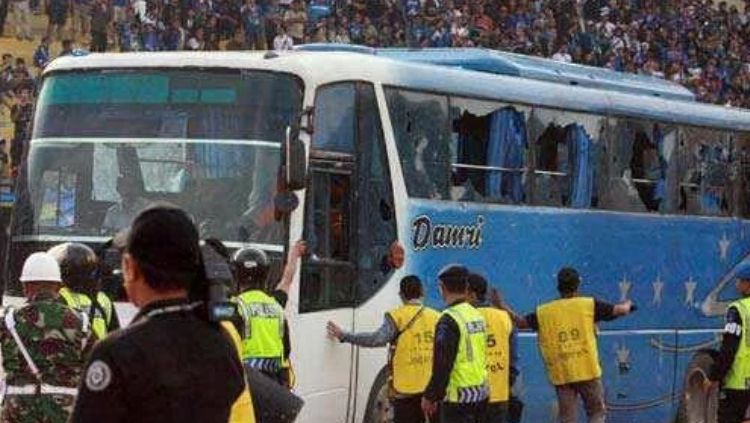 6 Tahun Lalu Bus Persija Dilempar Batu Oleh Oknum Bobotoh Indosport