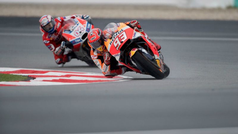 Marc Marquez (depan) diikuti oleh Andrea Dovizioso di belakangnya. Copyright: © Getty Images