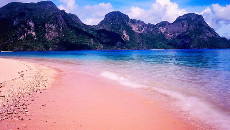 Pantai Merah di Labuhan Bajo. Copyright: © floresdiscovery.com