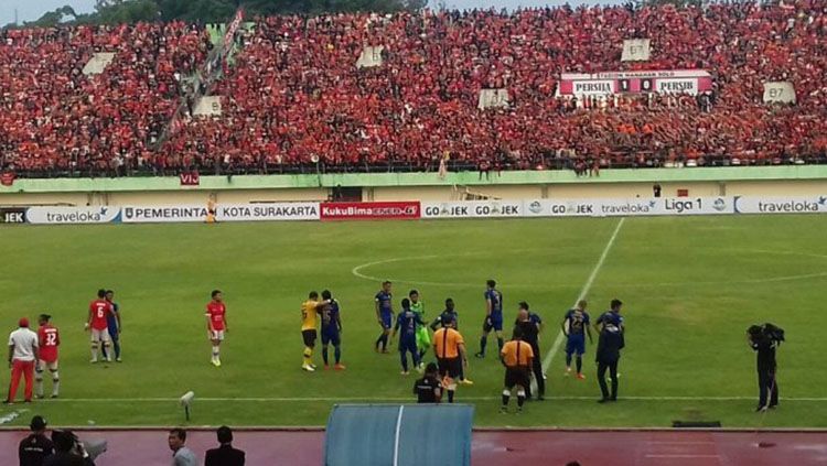 Suasana laga Persija Jakarta vs Persib Bandung di Stadion Manahan Solo yang sempat terhenti. Copyright: © Tribun Solo