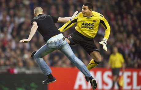 esteban alvarado duel dengan supporter. Copyright: © TablesLeague.com