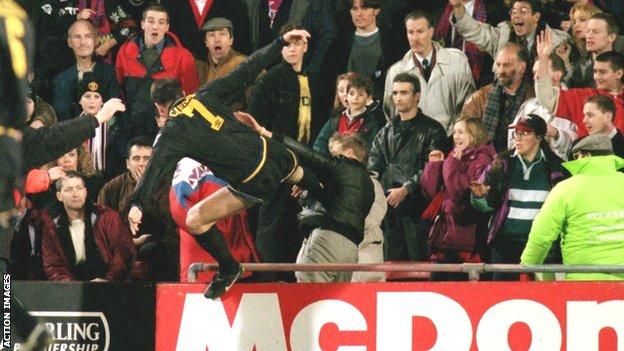 Tendangan Kung Fu Cantona. Copyright: © http://www.bbc.com